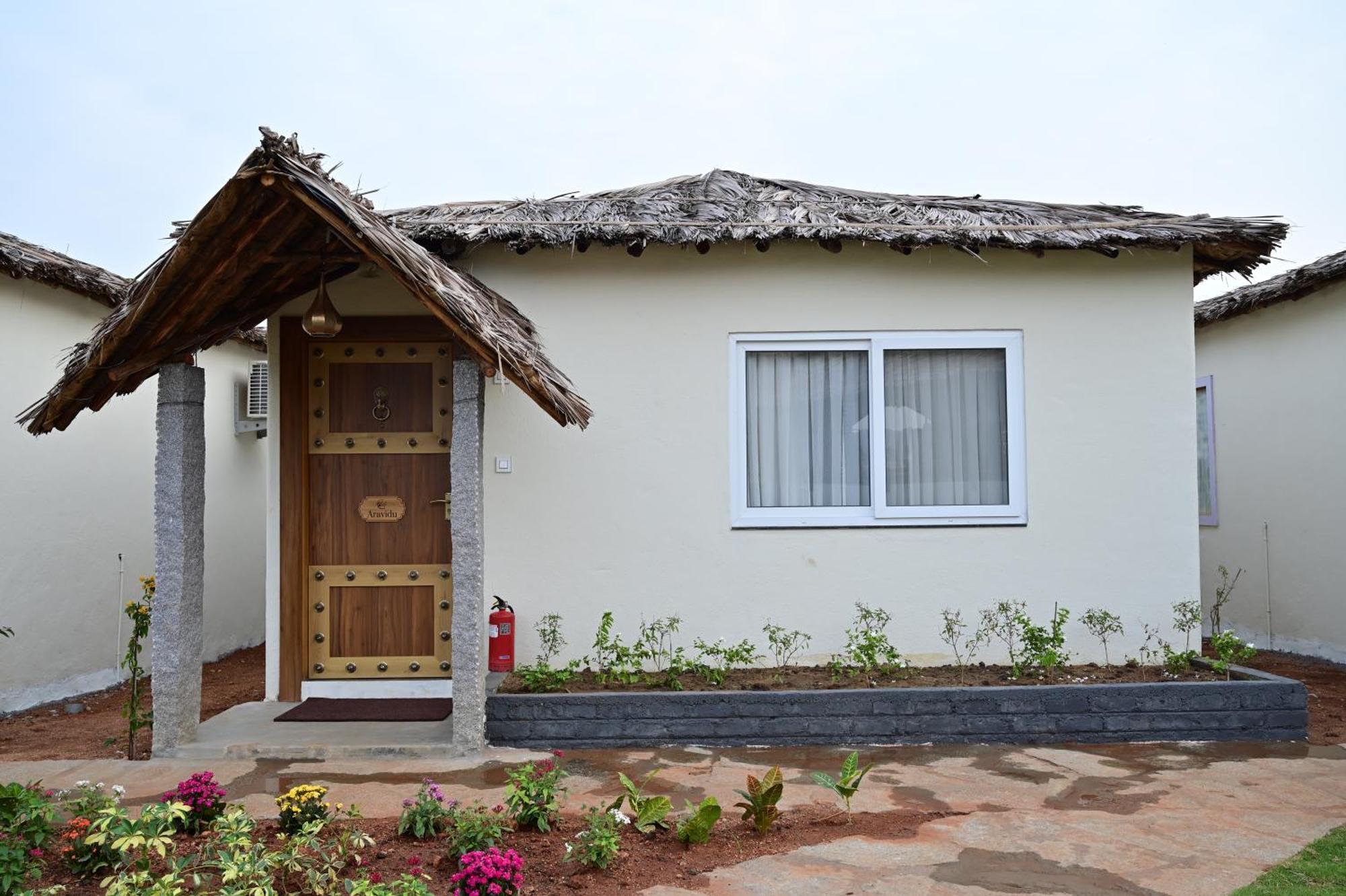 The Hampi Cafe Hotel Bagian luar foto